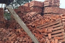 Đống gạch cao 5 mét đổ đè vào người, 4 người thương vong