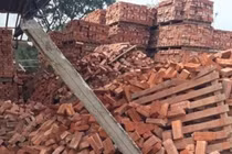 Đống gạch cao 5 mét đổ đè vào người, 4 người thương vong