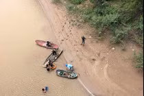 Để lại xe và con nhỏ, một phụ nữ nhảy xuống sông tự tử