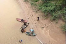 Để lại xe và con nhỏ, một phụ nữ nhảy xuống sông tự tử