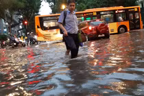 Hà Nội: Mưa lớn bất chợt, nhiều tuyến phố ngập sâu, ùn tắc trầm trọng