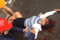 Bị bạn trai dùng dao chém, cô gái cầm guốc đuổi theo đánh trả