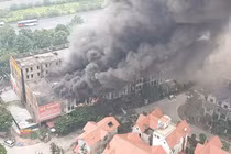 Khói đen ngút trời tại Thiên đường Bảo Sơn, dân đổ ra "live stream"