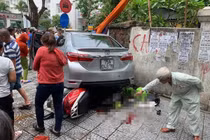 Chạy xe nhầm đường, nữ tài xế lùi xe tông 3 người 