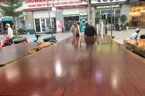 Choáng với chiếc sập làm từ gỗ quý nặng 5 tấn, giá hàng tỷ đồng ở Hà Nội