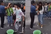 Thầy giáo đứng cổng trường lau sạch mặt nữ sinh trang điểm trước khi cho vào lớp 