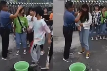 Thầy giáo đứng cổng trường lau sạch mặt nữ sinh trang điểm trước khi cho vào lớp 