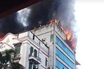 Chung cư mini House Xinh Group cháy dữ dội, cư dân hoảng loạn