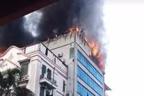 Chung cư mini House Xinh Group cháy dữ dội, cư dân hoảng loạn