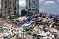 Hàng trăm tấn rác chất thành “núi” giữa thủ đô Hà Nội