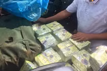 Nhóm đối tượng bỏ lại xe ô tô chứa 9 bao tải nghi ma túy 