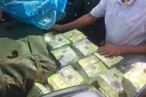 Nhóm đối tượng bỏ lại xe ô tô chứa 9 bao tải nghi ma túy 