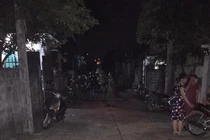 Chồng đánh vợ, đốt nhà rồi dùng dao cứa cổ tự sát