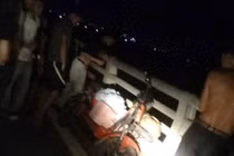 Đang đi xe đạp điện, người phụ nữ bỗng dưng nhảy xuống sông tự tử