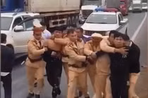 CSGT truy đuổi chiếc xe không chấp hành hiệu lệnh, bỏ chạy như phim hành động