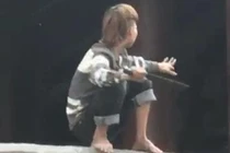 Danh tính nam thanh niên ngáo đá trèo lên lan can chùa, tự chặt nhiều ngón tay