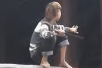 Danh tính nam thanh niên ngáo đá trèo lên lan can chùa, tự chặt nhiều ngón tay