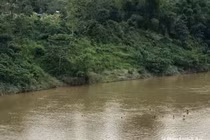 Bé gái 7 tuổi bị dòng nước lớn cuốn trôi khi tắm sông cùng bạn