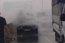 Xế hộp bất ngờ bốc cháy dữ dội trên đường cao tốc