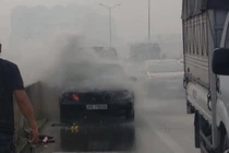 Xế hộp bất ngờ bốc cháy dữ dội trên đường cao tốc