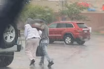 Cậu bé bị cảnh sát “truy lùng” vì…quá tốt bụng