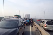 2 xế hộp va chạm, cầu Nhật Tân ùn tắc dài hàng km