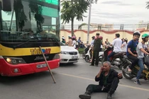 Lý do người đàn ông ngồi trước đầu xe buýt vài giờ đồng hồ không nhúc nhích