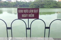 Bờ kè Hồ Gươm sụt lún khiến Hà Nội phải dùng cách này để cảnh báo