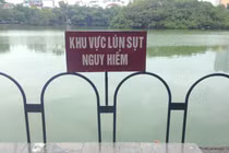 Bờ kè Hồ Gươm sụt lún khiến Hà Nội phải dùng cách này để cảnh báo