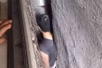 Khó tin, người đàn ông lại bị mắc kẹt trong khe hở thế này