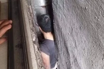 Khó tin, người đàn ông lại bị mắc kẹt trong khe hở thế này
