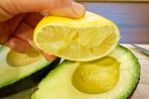Lí do bất ngờ khi mua bơ phải kèm theo một quả chanh