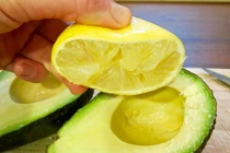Lí do bất ngờ khi mua bơ phải kèm theo một quả chanh