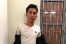 Gái mát-xa bị khách trói trên giá treo đồ, cướp điện thoại trong đêm