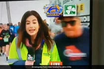 Phóng viên Mỹ bị sàm sỡ khi đang dẫn truyền hình trực tiếp