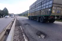 Cận cảnh quốc lộ nghìn tỷ đồng ở Huế đầy rẫy ổ gà, ổ voi