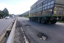 Cận cảnh quốc lộ nghìn tỷ đồng ở Huế đầy rẫy ổ gà, ổ voi