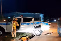 Ô tô tải tông văng xe tuần tra của CSGT gây hư hỏng nặng