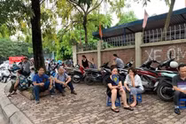 Phụ huynh sốt ruột ngồi đợi con ngày làm thủ tục thi THPT quốc gia 2019