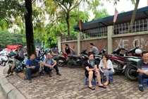 Phụ huynh sốt ruột ngồi đợi con ngày làm thủ tục thi THPT quốc gia 2019