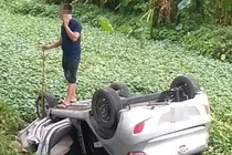 Xe taxi lật ngửa, người dân kinh hãi khi nhìn vào cabin