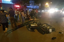 Đi bộ qua đường cụ bà 60 tuổi bị xe máy tông văng xa 5m