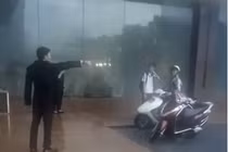 Bảo vệ Grand Plaza đuổi người dân đang trú mưa: Chỉ tay, quát tháo vẫn nói là lịch sự?