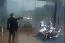 Bảo vệ Grand Plaza đuổi người dân đang trú mưa: Chỉ tay, quát tháo vẫn nói là lịch sự?