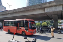 Xe khách ngang nhiên dừng đỗ, đón khách: CSGT Đội 6 xử lý thế nào?