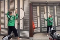 Video: Shipper “có tâm” đứng hát ngoài cửa để đánh thức khách ngủ quên