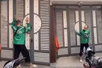 Video: Shipper “có tâm” đứng hát ngoài cửa để đánh thức khách ngủ quên