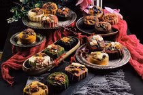 Bánh Trung thu nghệ thuật đẹp lung linh, bán cả nghìn chiếc mỗi ngày