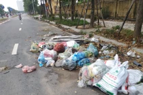 Ảnh: Rác thải bủa vây dự án, làm xấu đại lộ nghìn tỷ Chu Văn An 