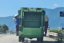 Tài xế xe rác cho 4 công nhân đu bám chạy trên đường bị tước bằng lái
